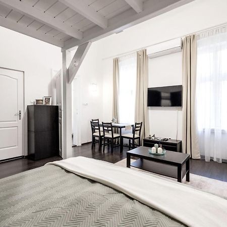 Charming Downtown Hideaway Steps From New York Cafe! Leilighet Budapest Eksteriør bilde
