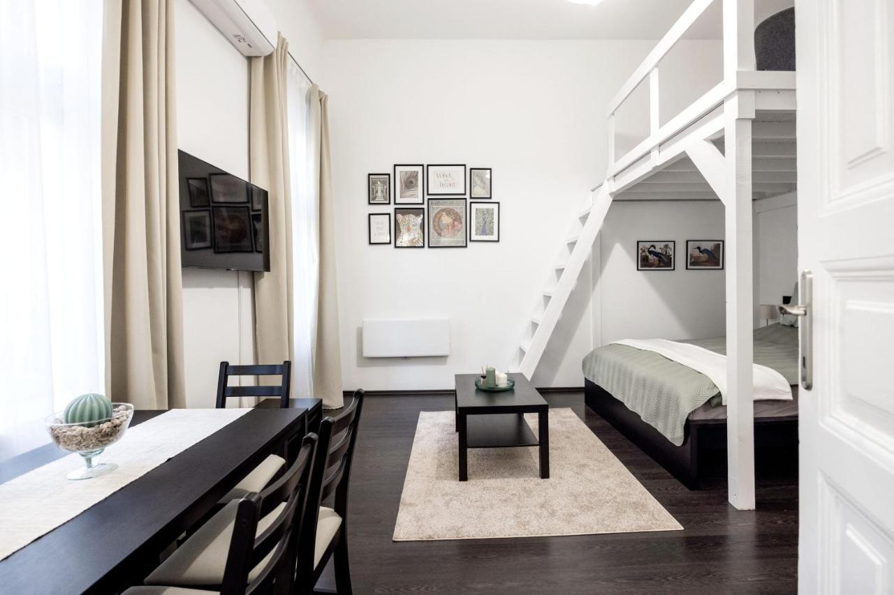 Charming Downtown Hideaway Steps From New York Cafe! Leilighet Budapest Eksteriør bilde
