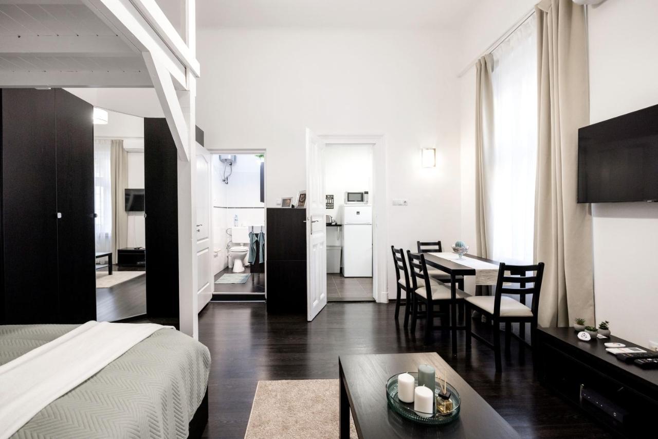 Charming Downtown Hideaway Steps From New York Cafe! Leilighet Budapest Eksteriør bilde