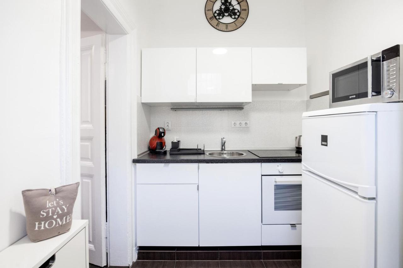 Charming Downtown Hideaway Steps From New York Cafe! Leilighet Budapest Eksteriør bilde
