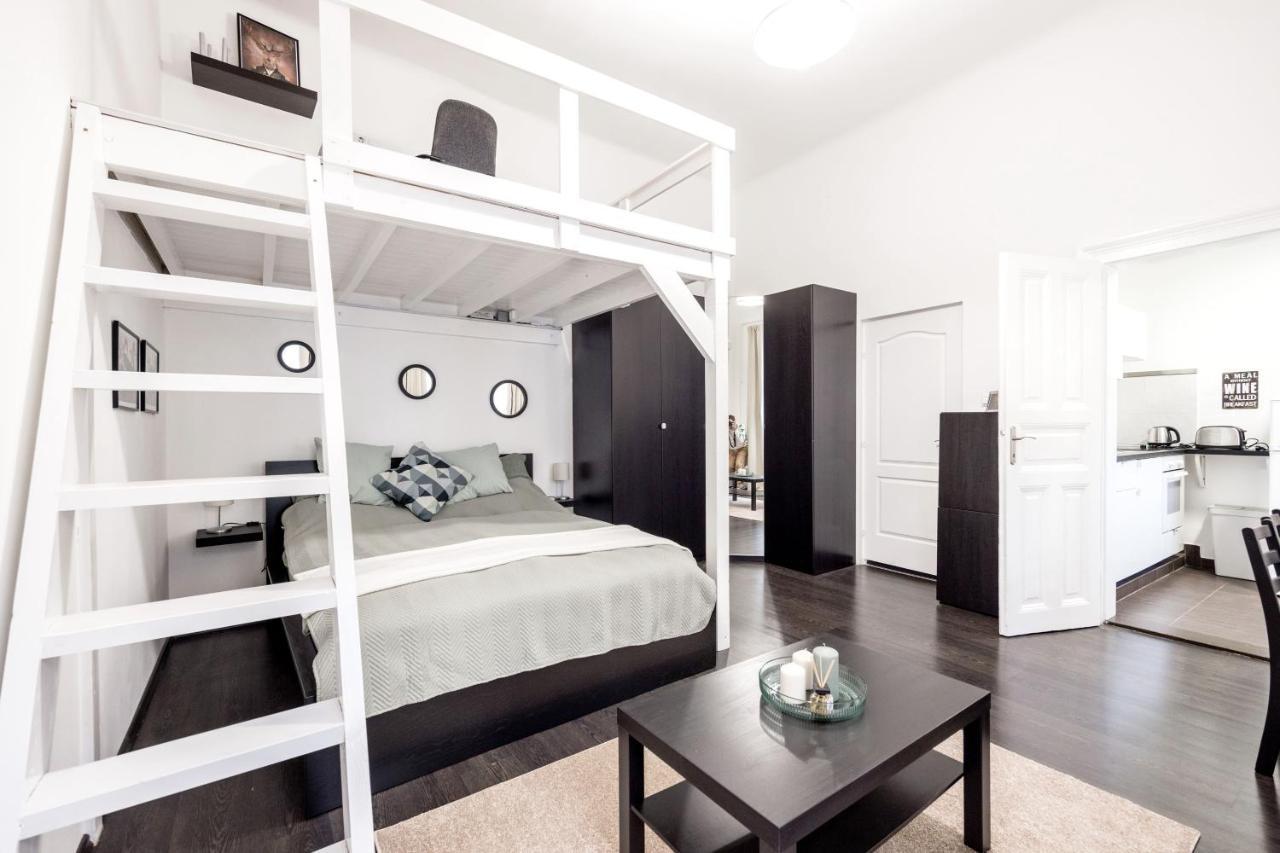 Charming Downtown Hideaway Steps From New York Cafe! Leilighet Budapest Eksteriør bilde