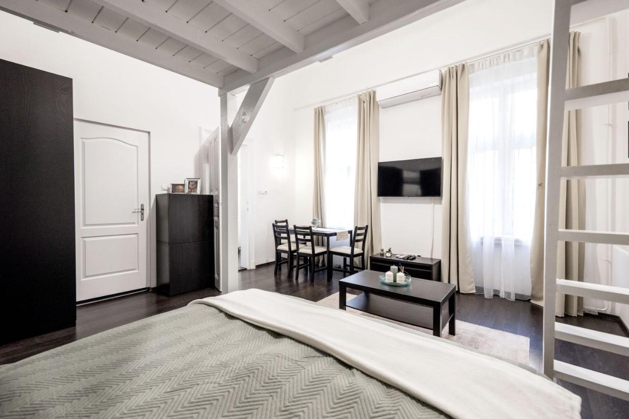 Charming Downtown Hideaway Steps From New York Cafe! Leilighet Budapest Eksteriør bilde