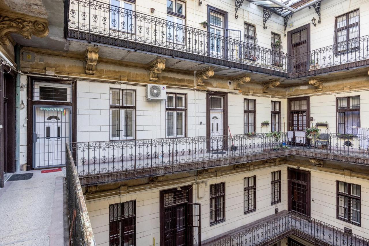 Charming Downtown Hideaway Steps From New York Cafe! Leilighet Budapest Eksteriør bilde