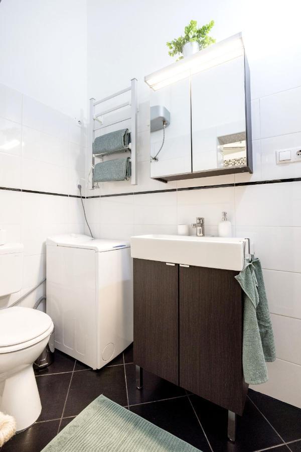 Charming Downtown Hideaway Steps From New York Cafe! Leilighet Budapest Eksteriør bilde