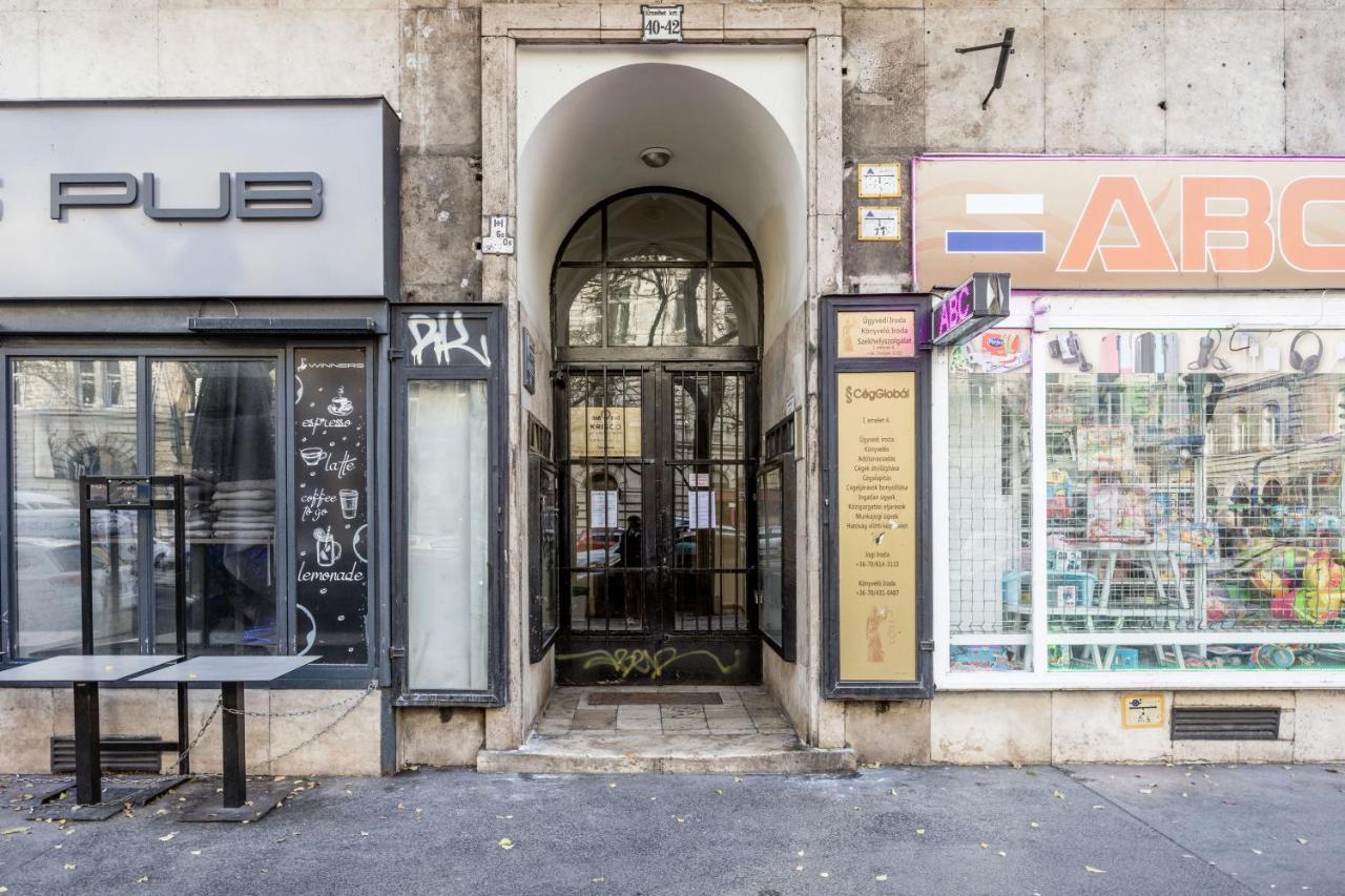 Charming Downtown Hideaway Steps From New York Cafe! Leilighet Budapest Eksteriør bilde